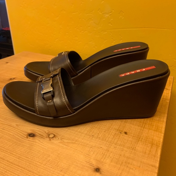 Like New!  Prada leather sandals - Picture 4 of 12